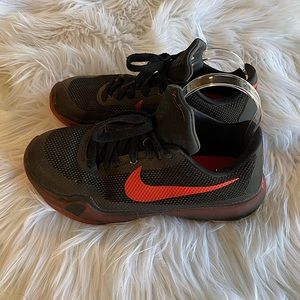 Nike black & red size 5.5 Y youth athletic shoes
